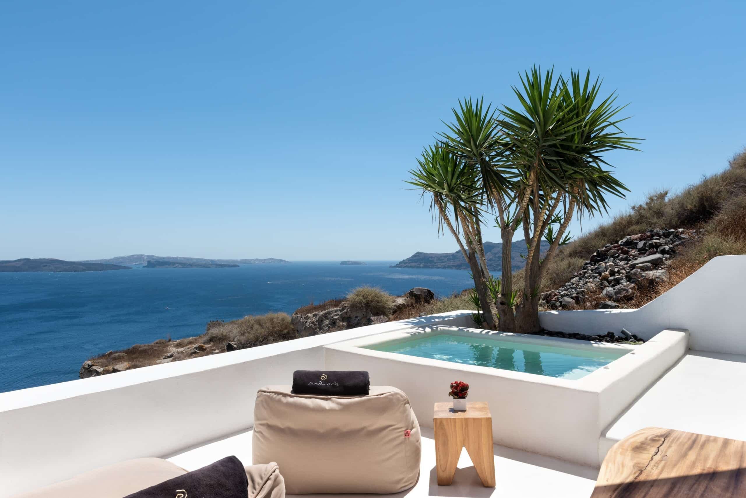Luxury Suites to unwind in Santorini