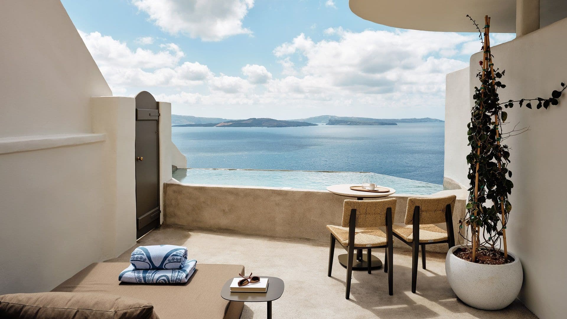 Signature Suite with Infinity Pool room