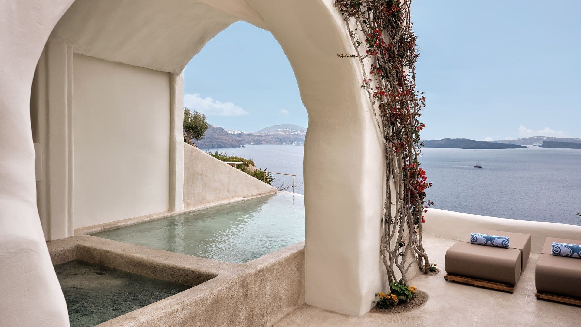 Water Retreat Suite with Infinity Pool and Hot Tub room