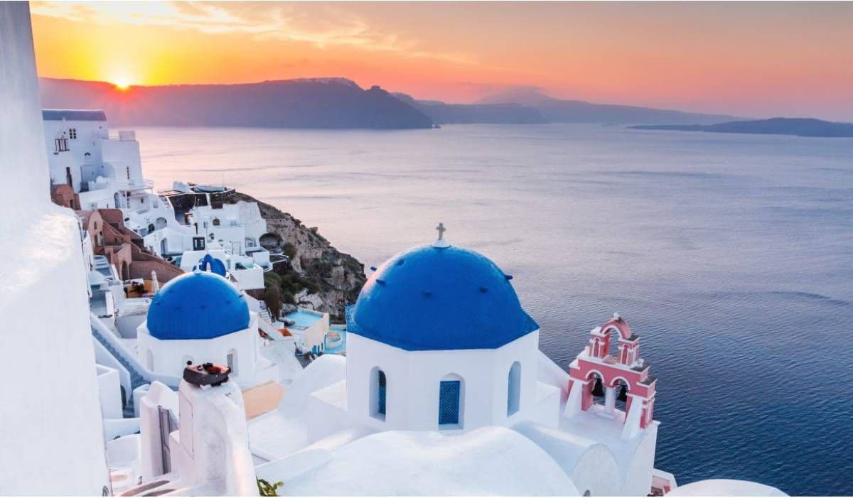 Reasons to wake up early in Santorini