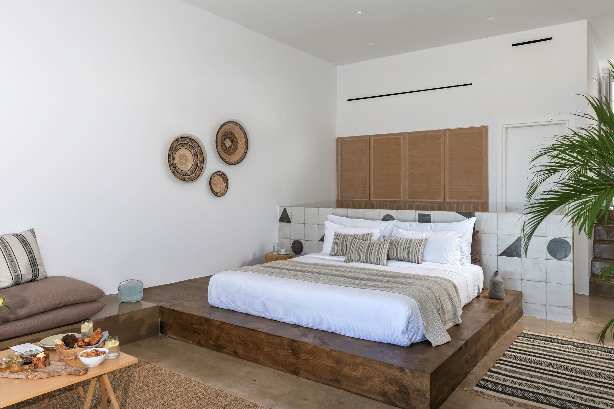Executive Suite with Infinity Pool room