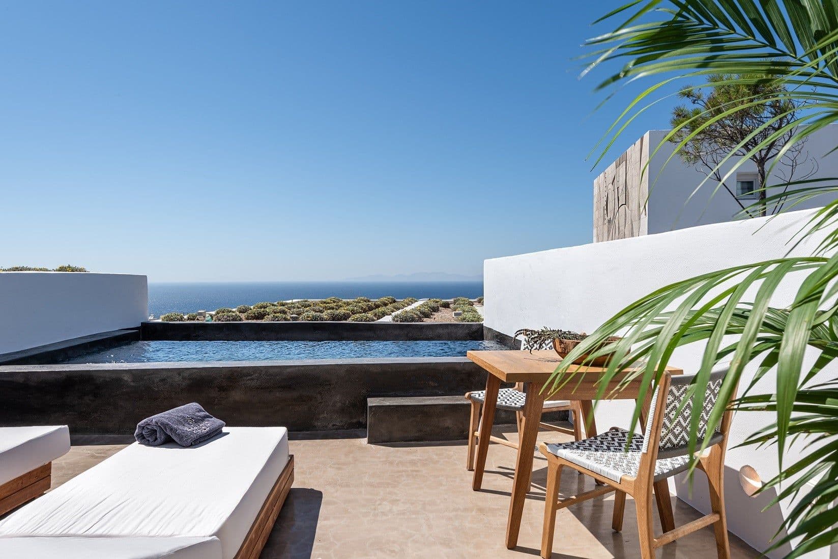 Sunset Suite with Infinity Pool room
